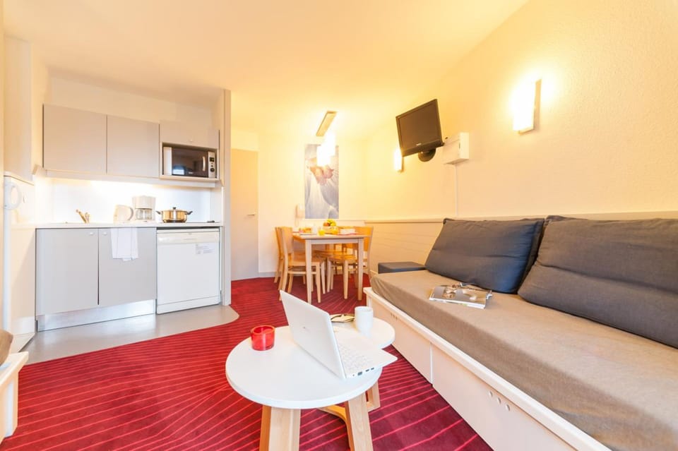 Basic Apartment, Ensuite, Mountain View (App 621) | Private kitchen | Full-size fridge, microwave, oven, dishwasher
