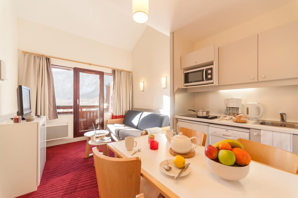 Basic Apartment, Ensuite, Mountain View (App 621) | Private kitchen | Full-size fridge, microwave, oven, dishwasher