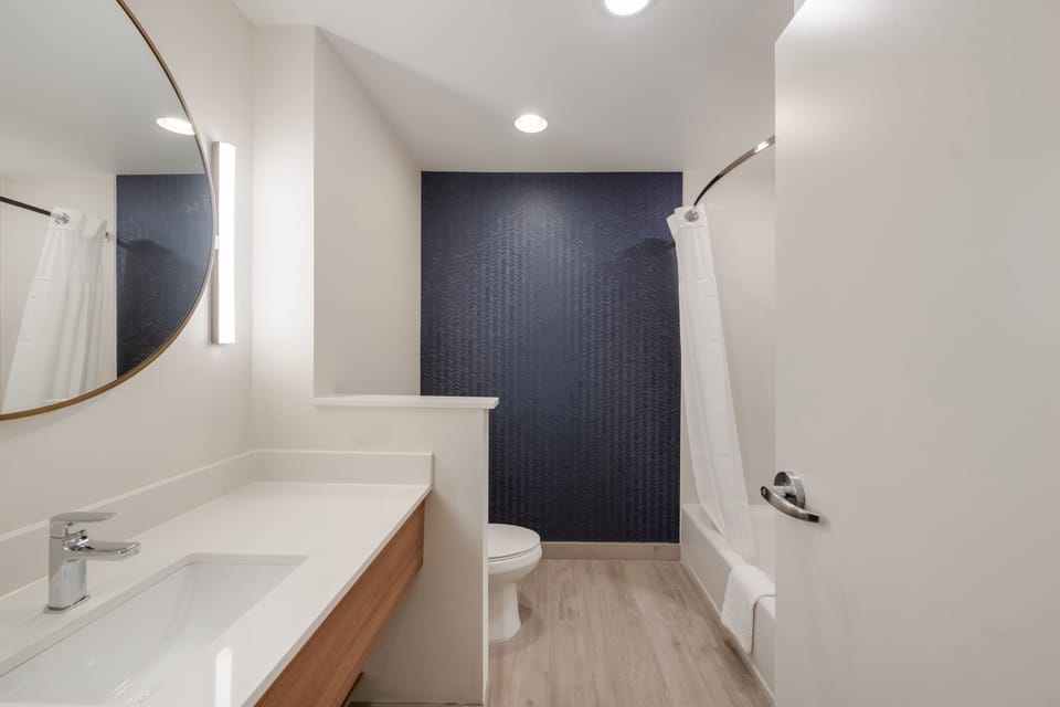 Combined shower/tub, towels