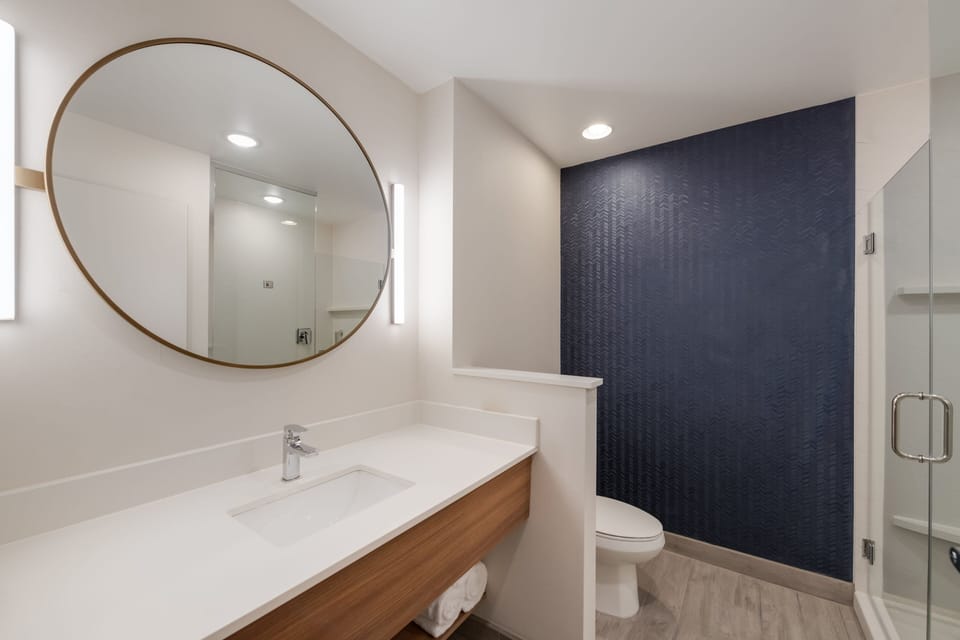 Combined shower/tub, towels