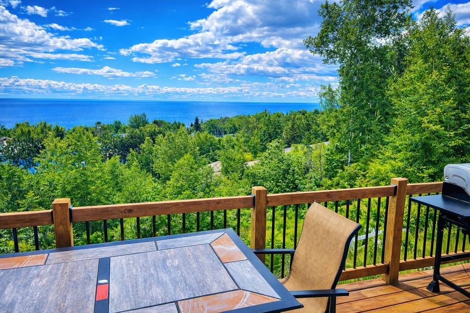 Step out onto the deck, fire up the grill, and let the world slow down. Lake Superior stretches out in front of you, the breeze rolls in, and suddenly you’re not in a hurry anymore. Perfect way to end the day after explorinng Tettegouche or Gooseberry!