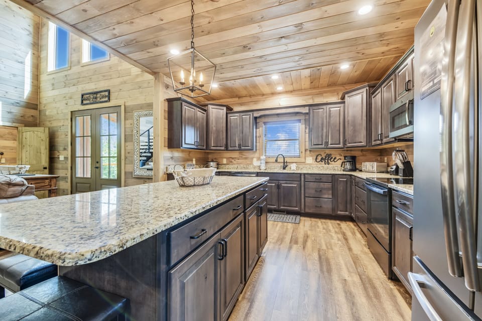 Cabin, 4 Bedrooms | Private kitchen | Fridge, oven, coffee/tea maker, toaster