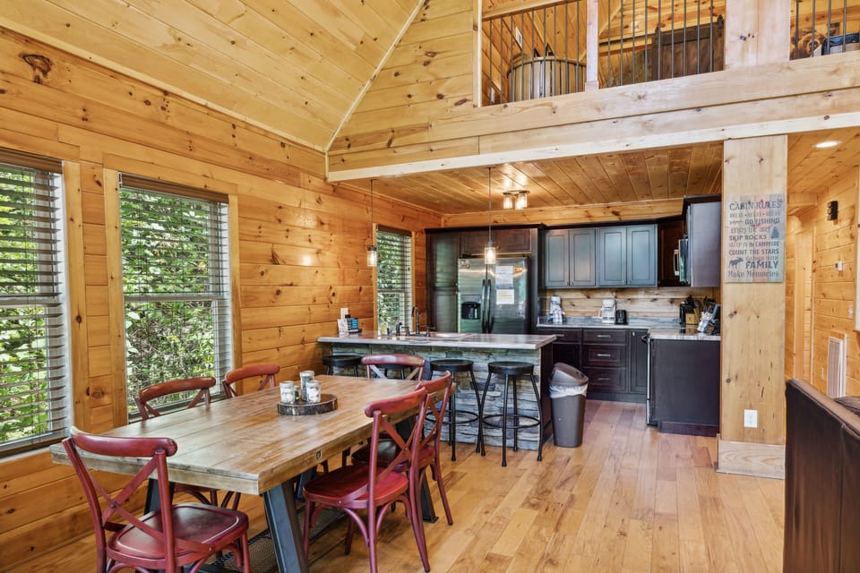 Cabin, 3 Bedrooms | Dining