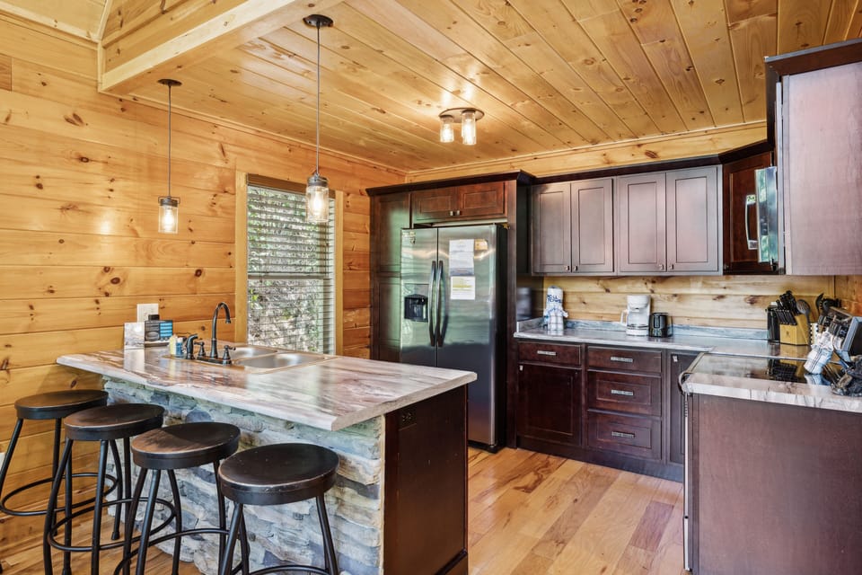 Cabin, 3 Bedrooms | Private kitchen | Coffee/tea maker, fridge, oven, stovetop