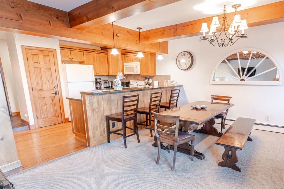 Condo, 2 Bedrooms | Dining