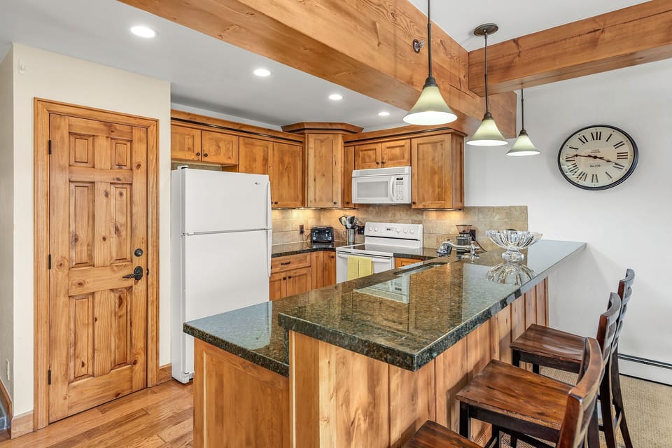 Condo, 2 Bedrooms | Private kitchen | Fridge, oven, stovetop, coffee/tea maker