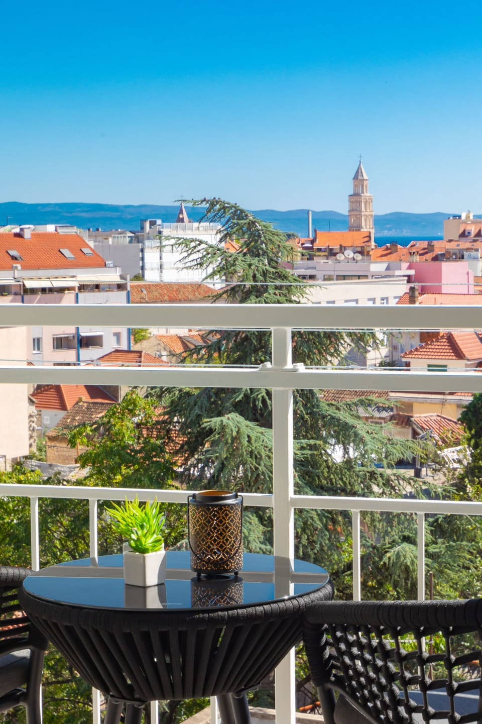 Balcony with a beautiful view of the city and the sea.
