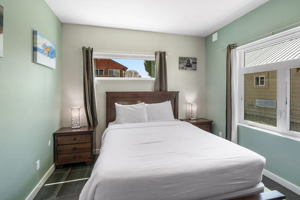 Bedroom with queen size bed