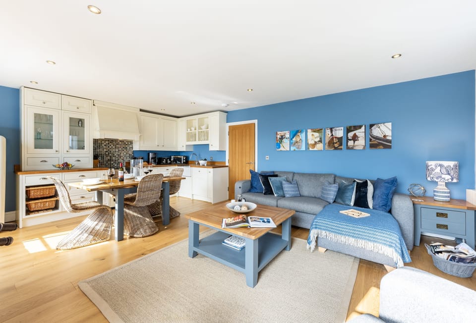 8 Fernhill, Carbis Bay. Open-plan sitting, dining and kitchen area.