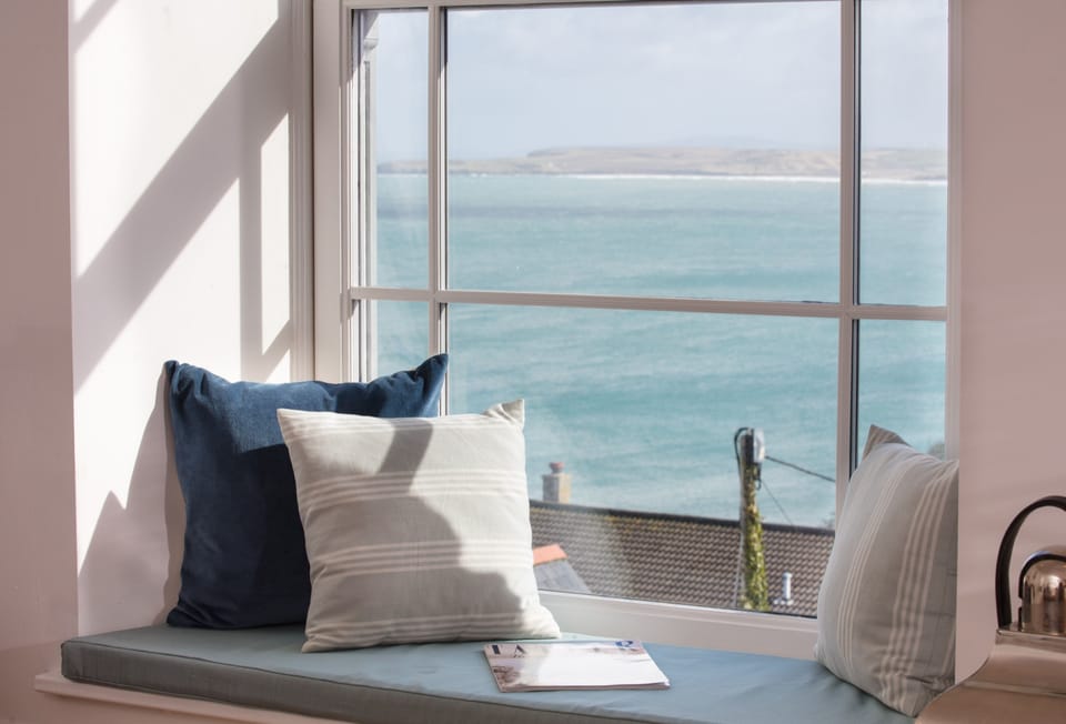 8 Fernhill, Carbis Bay. Stunning sea views.