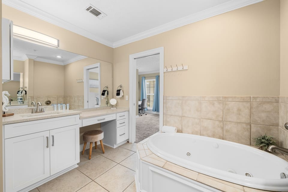 Jacuzzi tub, shower, two sinks and vanity. King en suite.