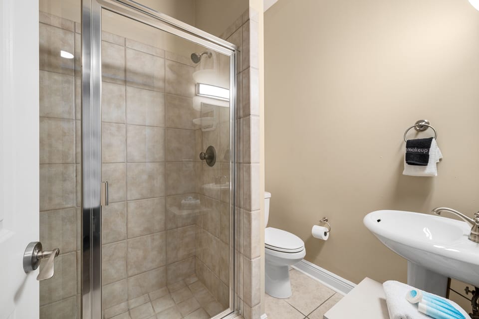 2nd floor en suite bathroom. All bathrooms come with hand soap and hair dryers.