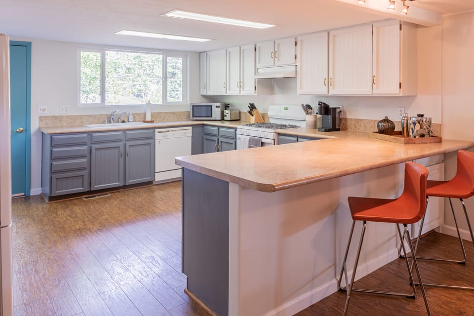 Kitchen with breakfast bar
