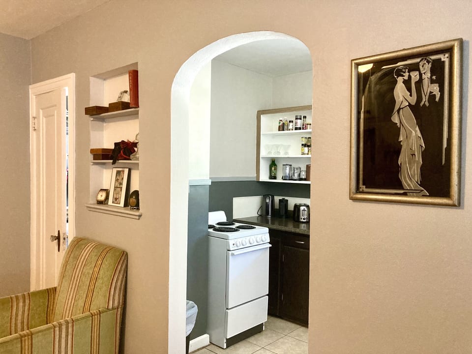 Entrance to kitchen from living room 