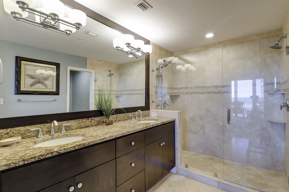 King Suite Full Bathroom