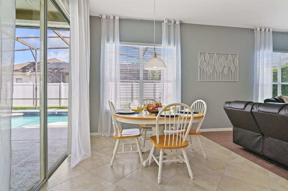 Breakfast Nook with pool view