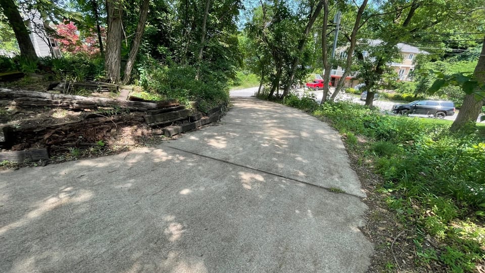 Access Beach Via Sloped Driveway & Street