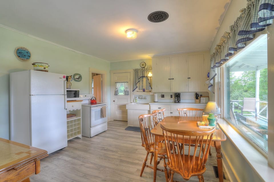 Bright kitchen space. Please note: there is no dishwasher!
