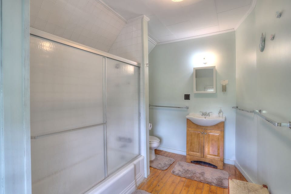 upper level full bathroom