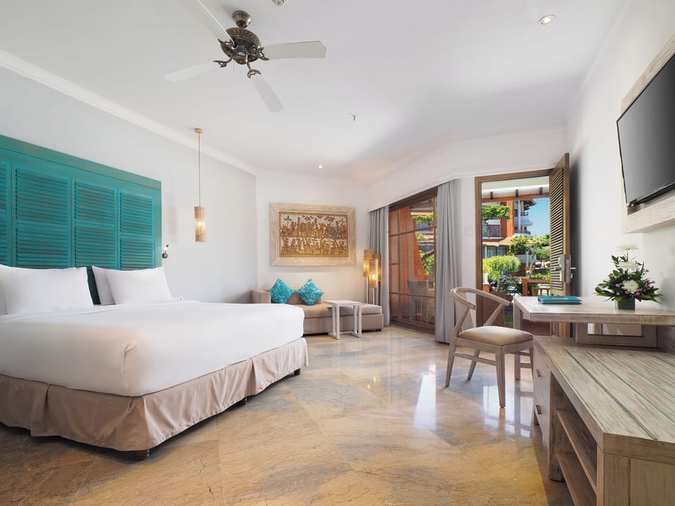 SOL Room | Minibar, in-room safe, blackout drapes, iron/ironing board