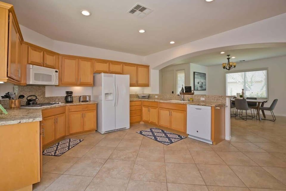 Fully functional open clean kitchen with all appliances.