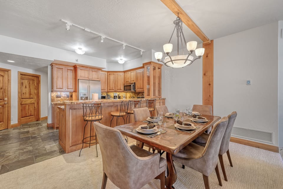 Condo, 2 Bedrooms | Dining