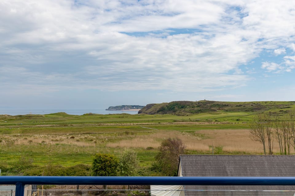 Lovely Apartment, Spectacular Coastal Views, Short Walk to Beach
