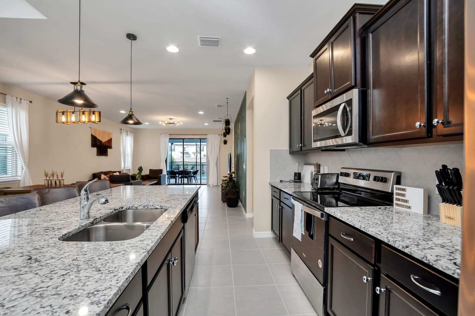 House (6 Bedrooms) | Private kitchen | Microwave, oven, stovetop, dishwasher