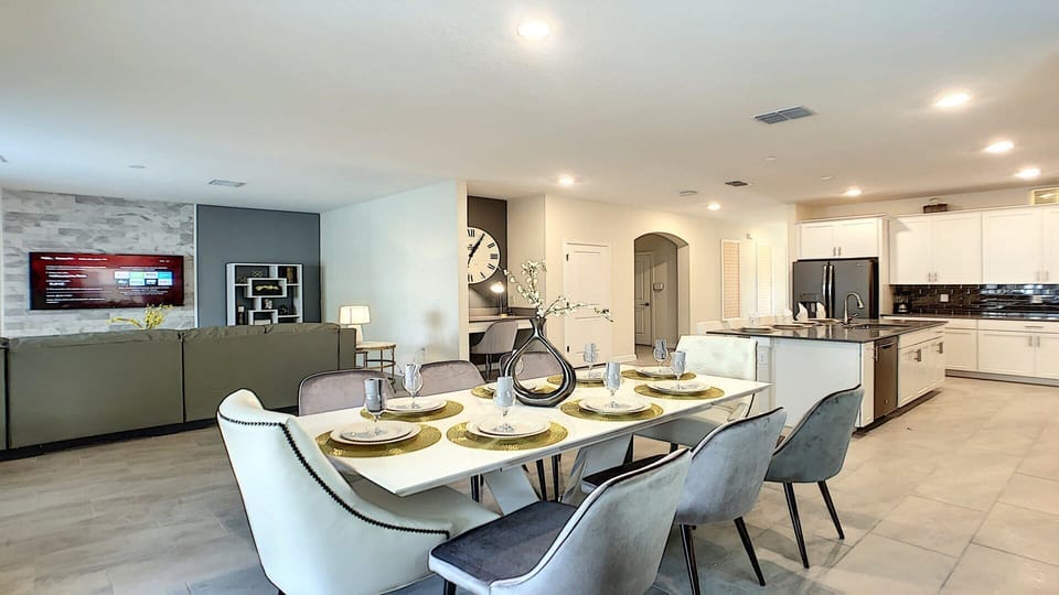 There's plenty of room for everyone in the dining area