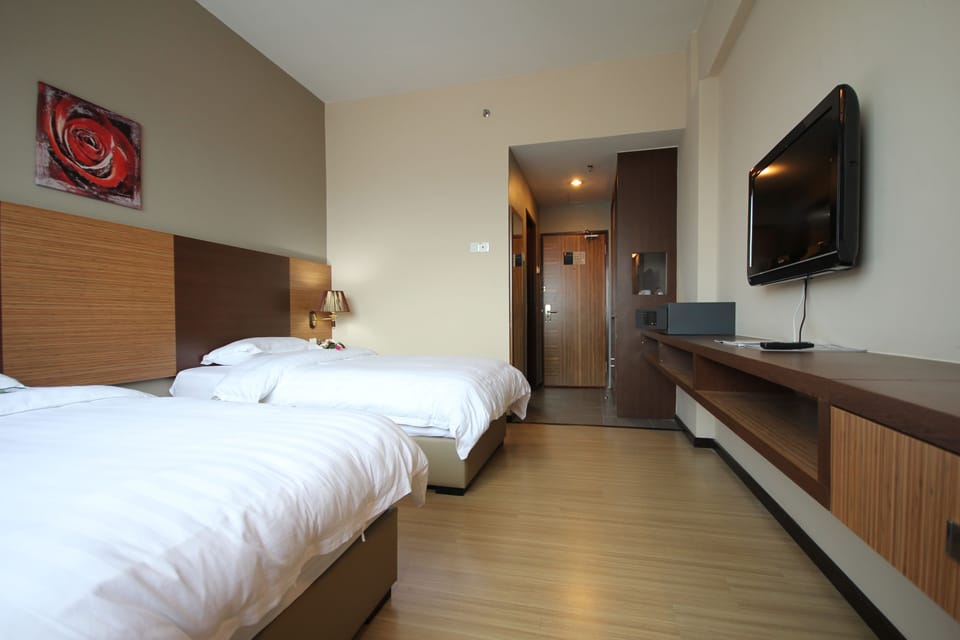 Premier Deluxe Room (Twin) | Desk, laptop workspace, soundproofing, iron/ironing board
