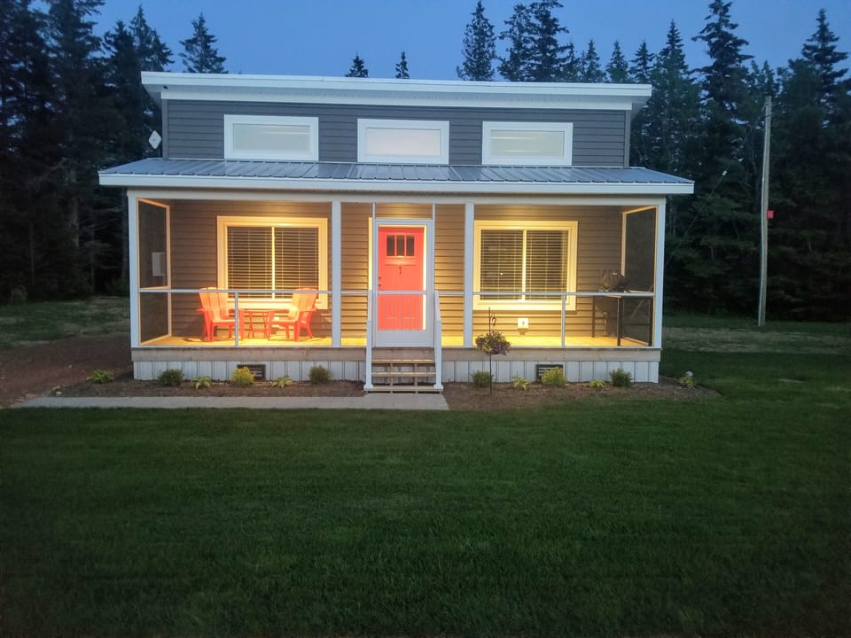 Relax on the screened veranda - bug free... 