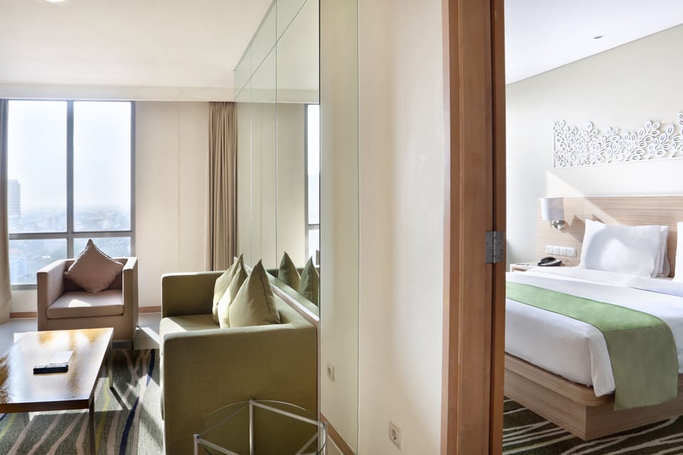Suite, 1 Queen Bed (Free Breakfast) | Premium bedding, down comforters, pillowtop beds, in-room safe