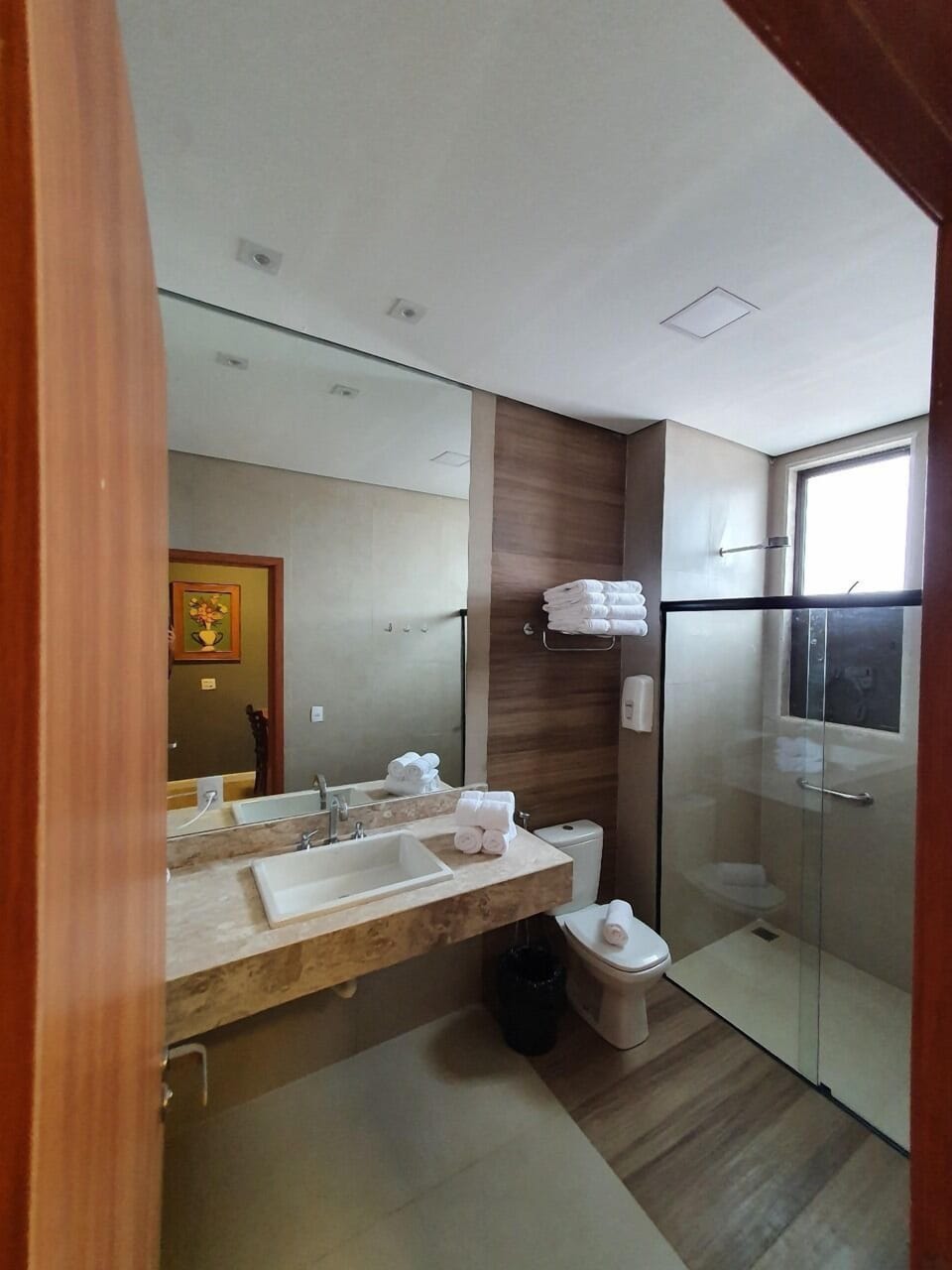 Suite Luxo Superior | Bathroom | Shower, free toiletries, hair dryer, towels