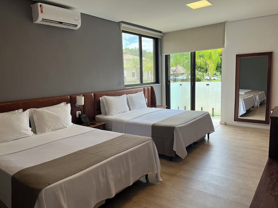 Suite Luxo Superior | Minibar, in-room safe, free WiFi, bed sheets