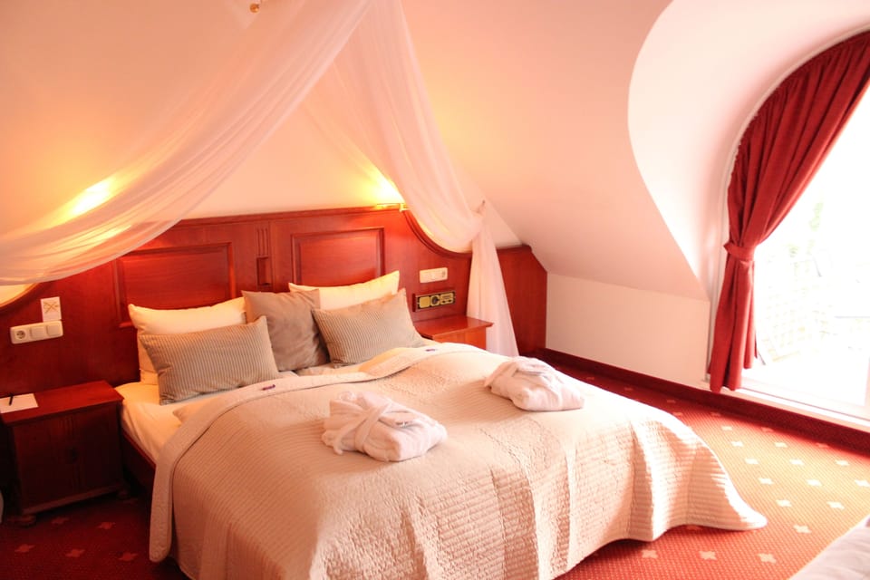 Honeymoon Suite, 1 Bedroom, Balcony | In-room safe, free WiFi