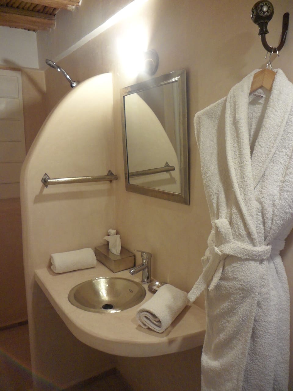 Double Standard Salle de bain Privee | Bathroom | Hair dryer, bathrobes, towels