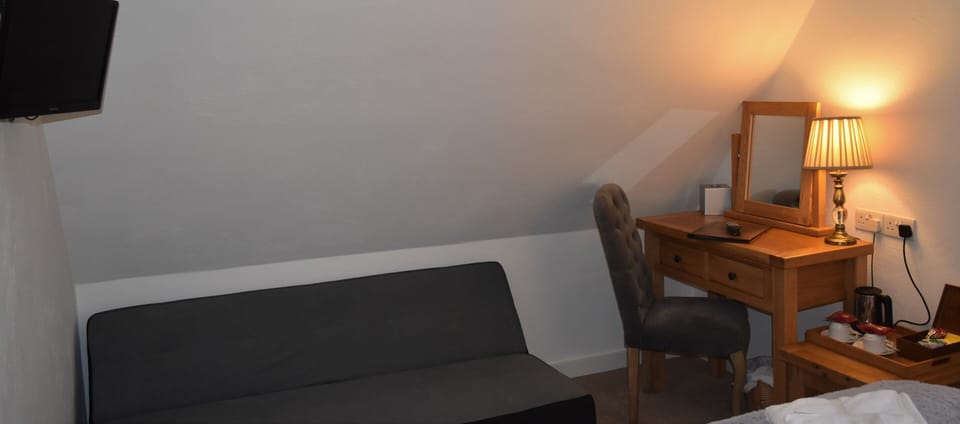 Family Triple Room, Ensuite (Room 3) | Individually decorated, desk, soundproofing, iron/ironing board