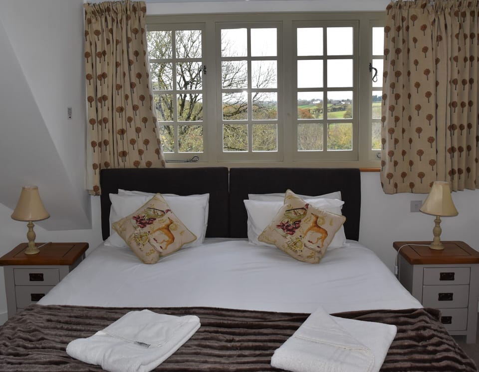 Double or Twin Room, Ensuite (Room 5) | Individually decorated, desk, soundproofing, iron/ironing board