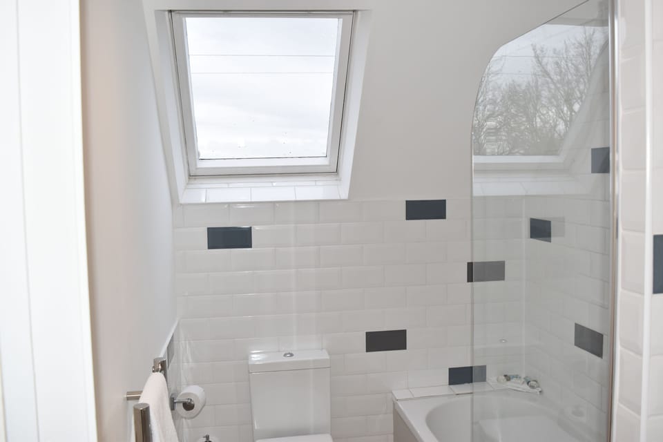 Double or Twin Room, Ensuite (Room 4) | Bathroom | Combined shower/tub, towels