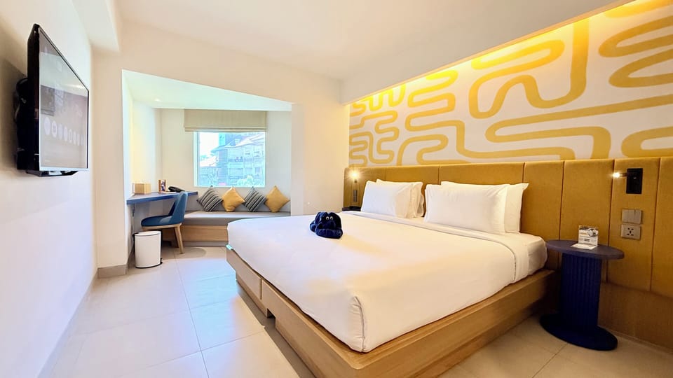 Deluxe Premiere | Minibar, in-room safe, desk, iron/ironing board (on request)
