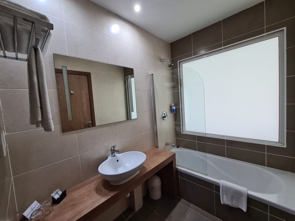 Deep soaking tub, towels