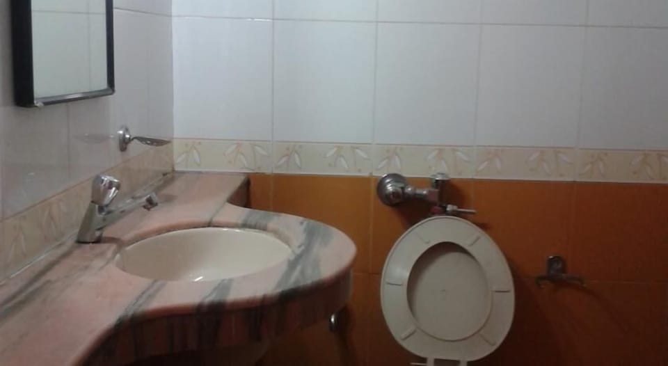 Shower, free toiletries, towels