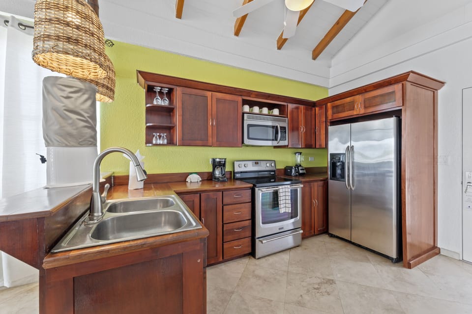 Full-size fridge, oven, stovetop, coffee/tea maker