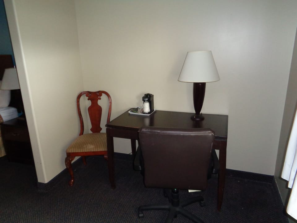 Classic Room, 1 King Bed | In-room safe, individually decorated, individually furnished, desk