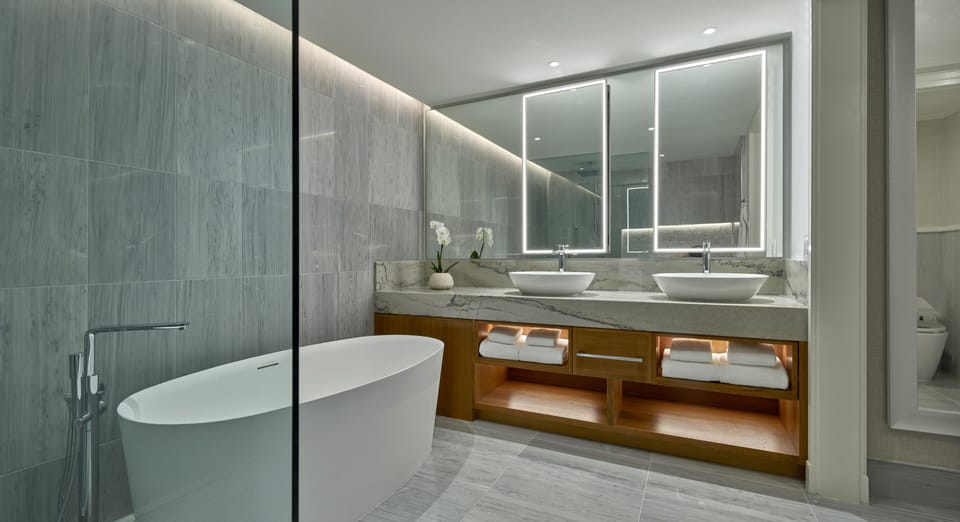 Penthouse Suite | Premium bedding, down comforters, pillowtop beds, minibar