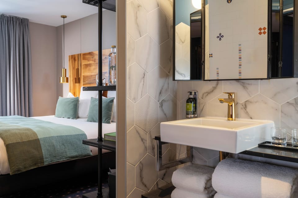 Premium bedding, in-room safe, desk, blackout drapes