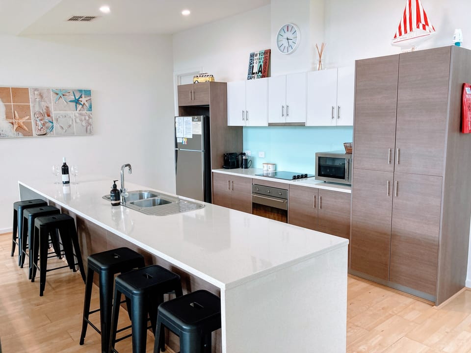Villa 95 South Shores Resort - well equipped kitchen and breakfast bar