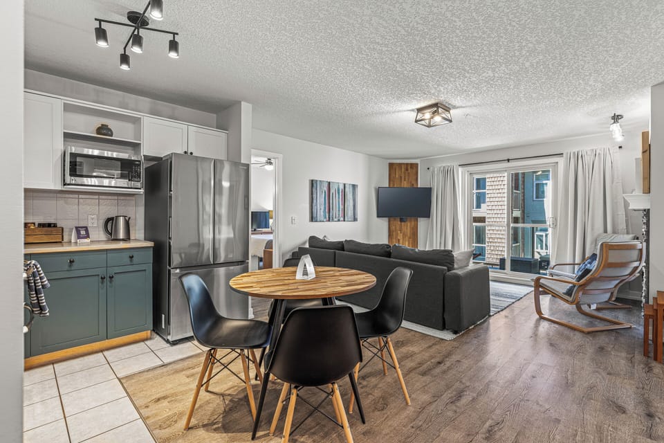 Open air concept between living room and kitchen area.