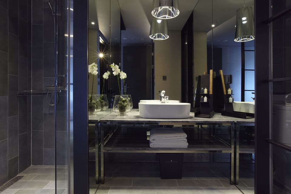 Bathroom sink