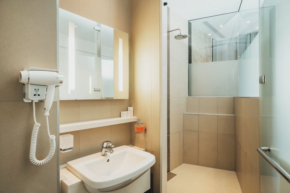 Shower, rainfall showerhead, free toiletries, towels